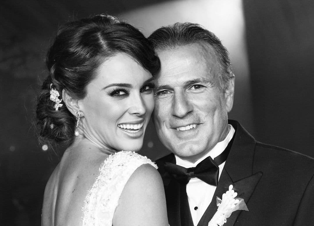 Mientras que su siguiente publicación se la dedicó a su padre, Jesús Bracamontes. “Feliz día papi @profebraca!!! Gracias por tanto! Eres el mejor!!! Te quiero muchísimo!!!”.