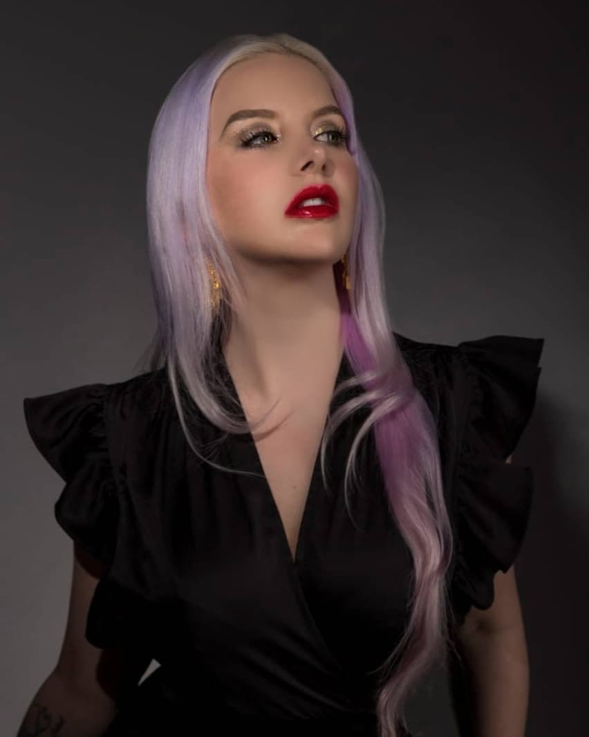 Hace tan solo unas horas, la también cantante impactó por publicar una serie de fotografías en las deja claro que se deshizo de su característica melena rubia y ahora luce un tono lila con toques platinados.