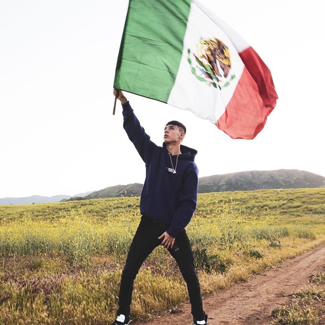 Natanael Cano es un cantautor de 19 años que comenzó su carrera en Hermosillo, Sonora. En 2018 sacó su primer sencillo titulado ‘El de los lentes Gucci’, mientras que un año después lanzó F1, video con el que logró más de 11 millones de visitas en YouTube.