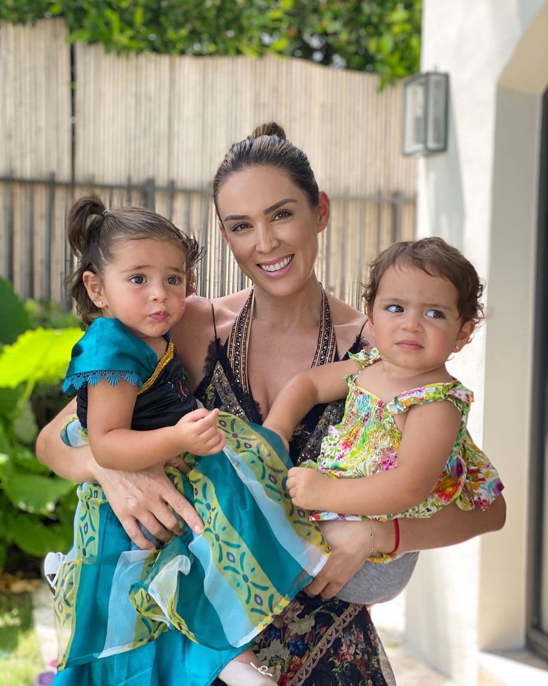 Con un año de edad, hija de Jacky Bracamontes impacta al esquiar como profesional en mar abierto