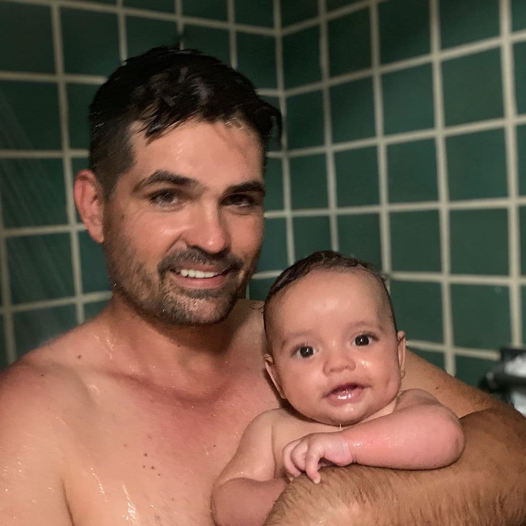 Ferdinando Valencia publica fotos con su hijo y recibe críticas por nadar con delfines