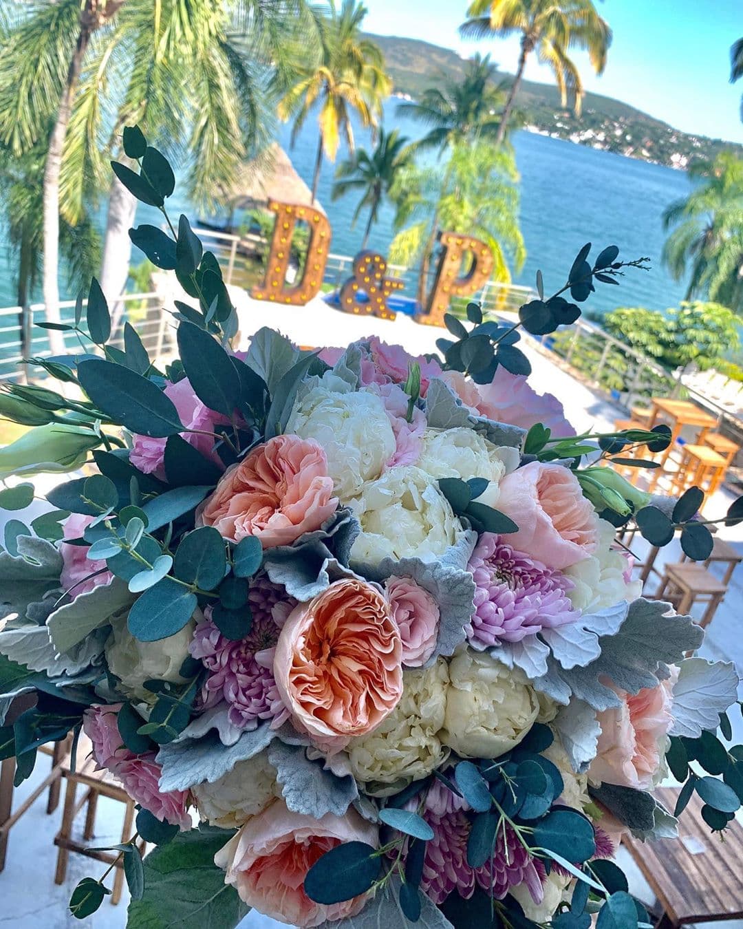 El perfil oficial de El Jardín Francés, lugar donde se realizó la boda, también publicó fotografías inéditas de la boda. En ellas se pueden apreciar los arreglos florales, los centros de mesa y las iniciales de los novios “D & P”.