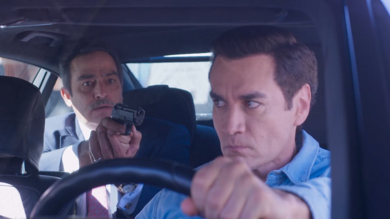 Quien le apunta en todo momento con un arma.
