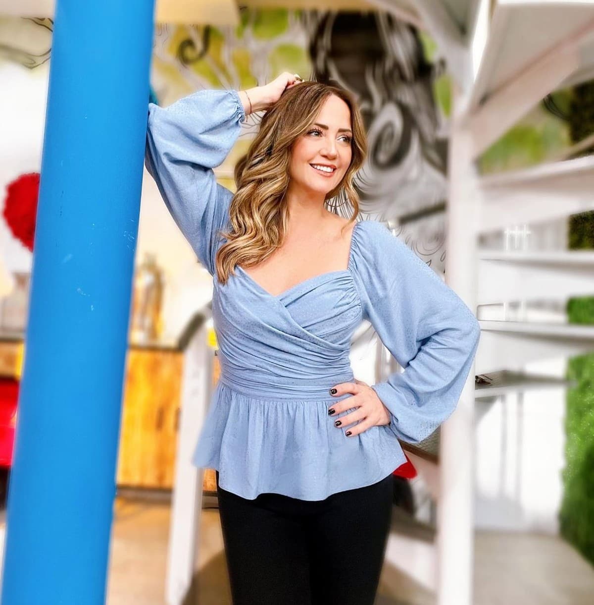 Andrea Legarreta publica foto de su papá y sorprende al ser su clon.