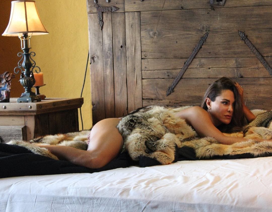 Ninel Conde posa muy sensual en una cama para su video musical