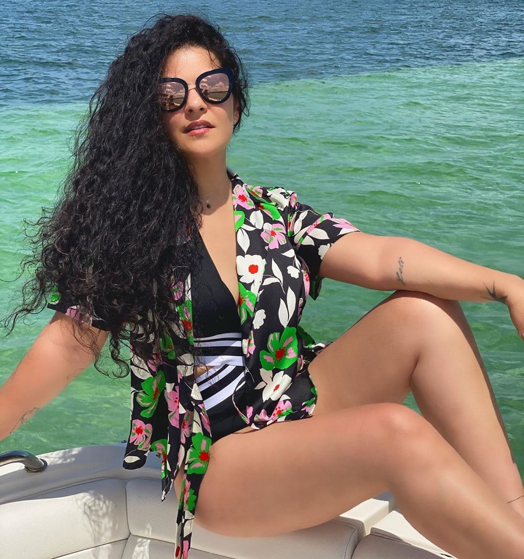 “Muchas veces me han dicho que ‘estoy gorda’ o que tengo ‘unos kilitos de más’ o que ‘debería operarme’ y la verdad no les he hecho caso jamás… Le doy gracias a Dios que mis papás siempre me dieron seguridad y me enseñaron a respetarme y a amarme como soy. Obvio me tengo que cuidar y lo hago”, comentó.