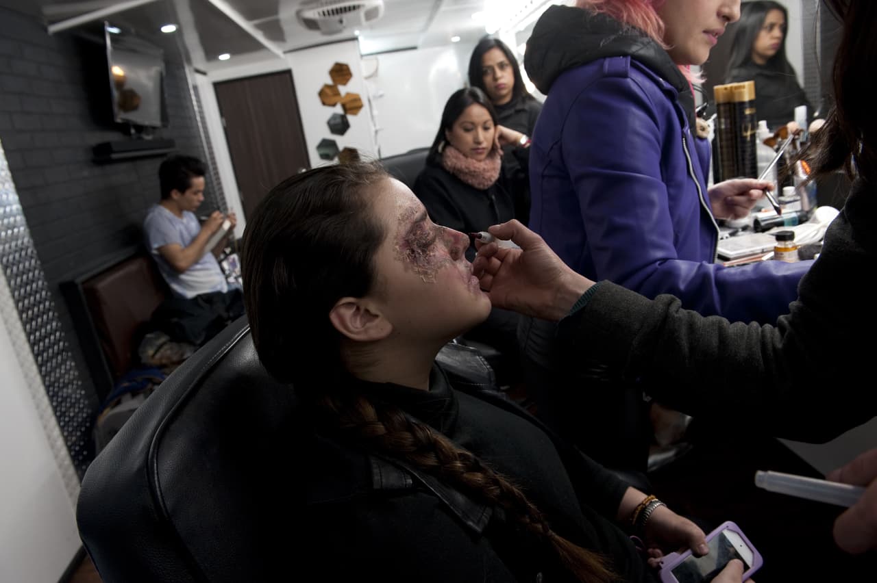 Además, la actriz nos muestra el proceso de maquillaje para quedar "electrocutada".