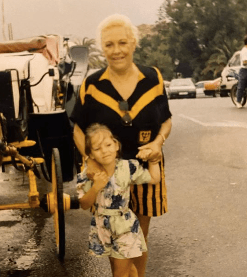 "Éramos tan felices y no nos dábamos cuenta... Te amo mi reina en el cielo", fue el mensaje con el que la cantante acompañó la serie de diapositivas.