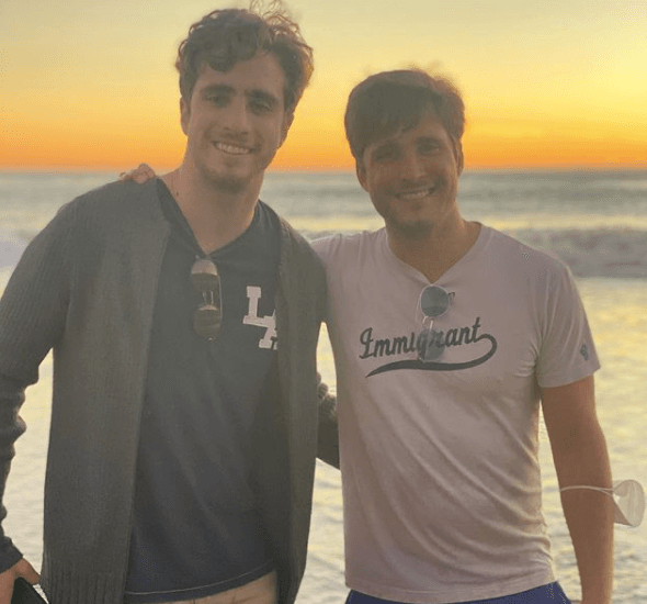 Finalmente, la diferencia de edad que existe entre Diego y Santiago es de siete años. En julio próximo, este último cumplirá 23 años.