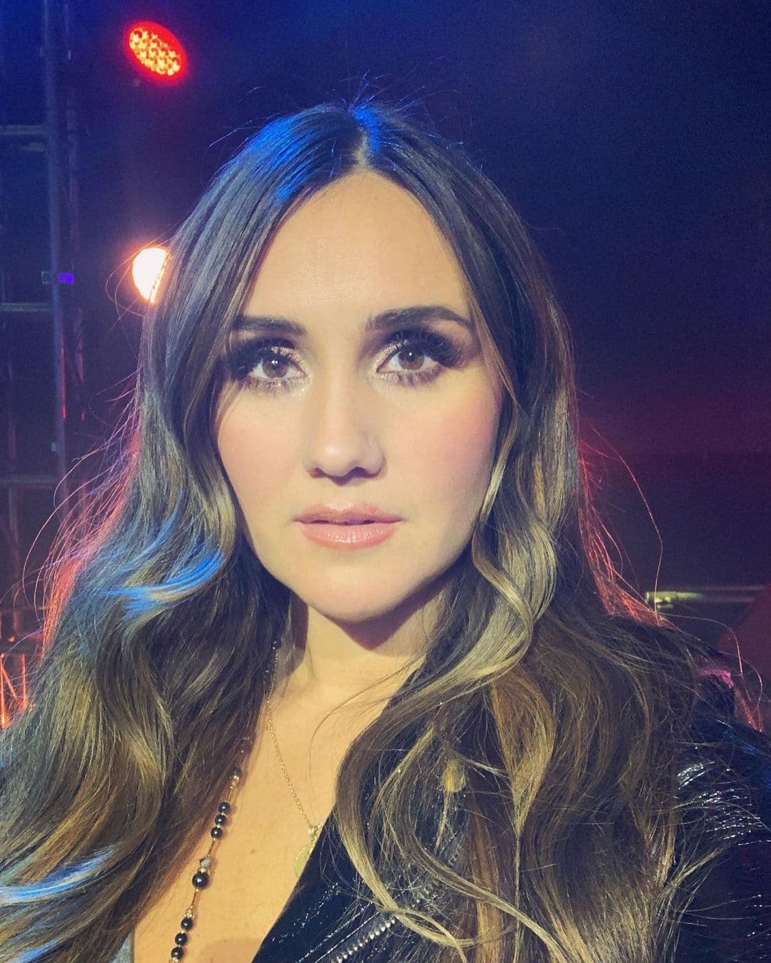 Dulce María muestra que su mamá llevaba look de Roberta Pardo en su boda