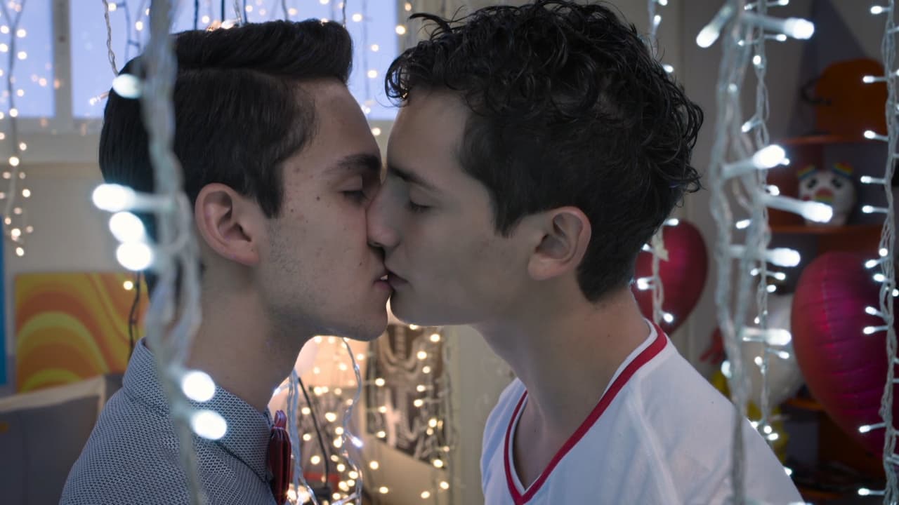 En medio de un universo de estrellas, Aristemo se entrega al amor en una romantica escena que se volvió tendencia en redes sociales.