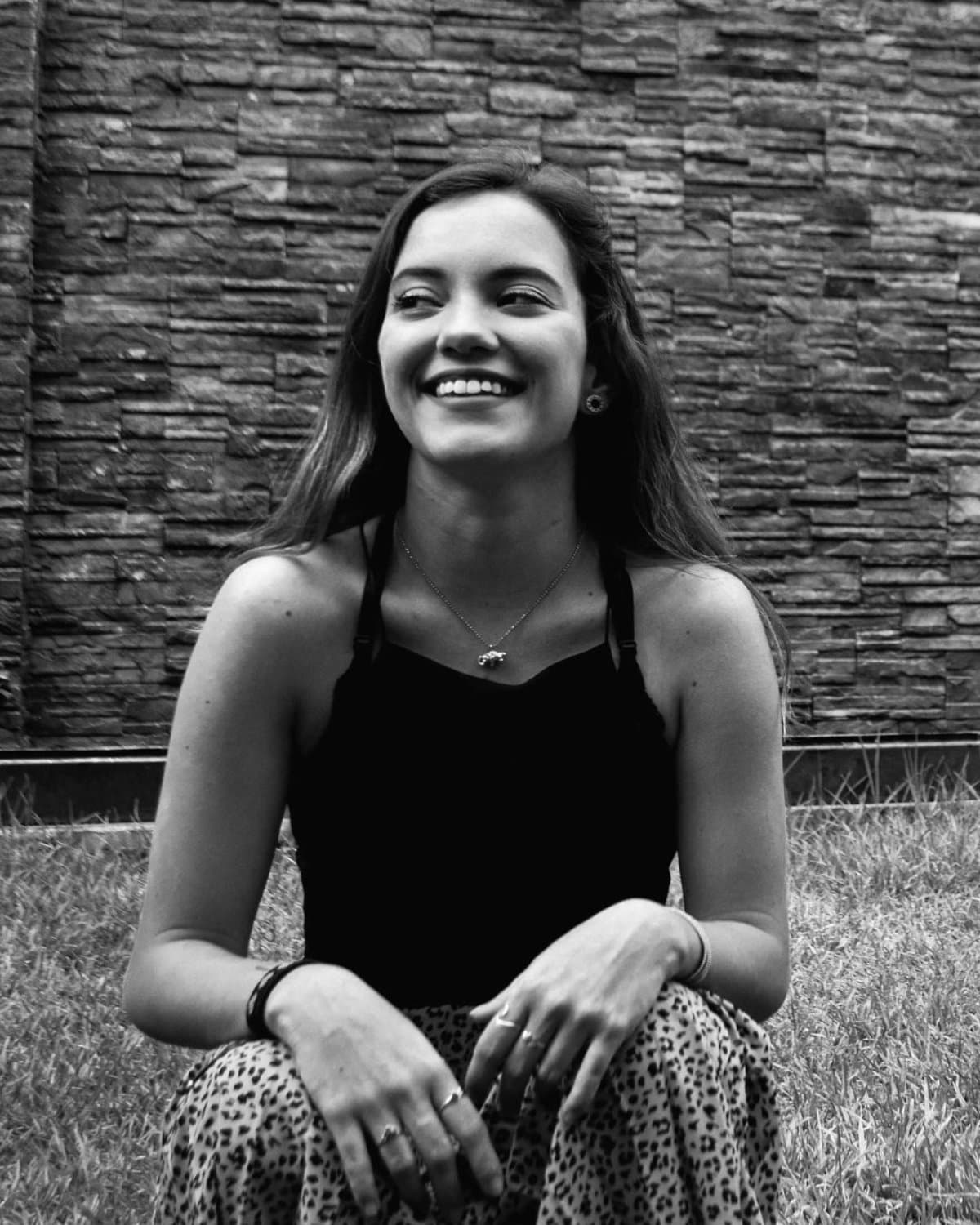 La joven tiene una hermana gemela y en redes sociales deja claro que entre sus pasiones están viajar y la fotografía.