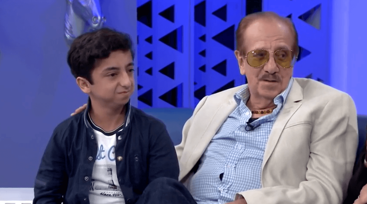 “Juego de medio. Sí quería ser actor, pero mi mamá me la contó muy difícil”, reveló el joven en ‘Montse & Joe’.