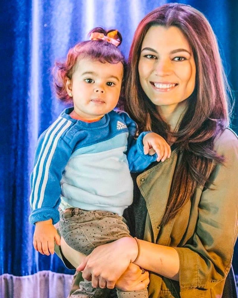 A su corta edad deslumbra por su gran parecido con su madre