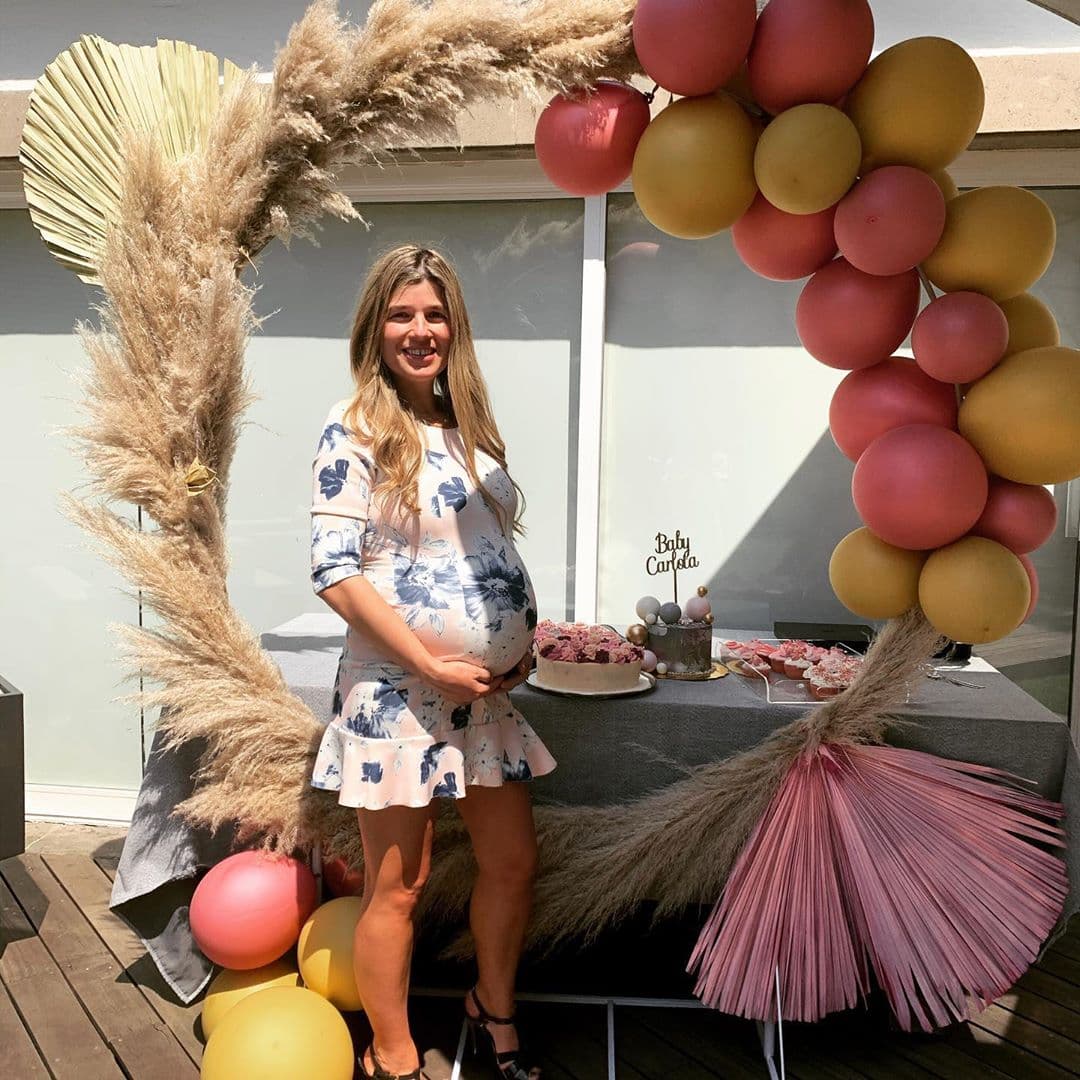“Carlota #9monthspregnant. Gracias amigas por mi baby shower”, anotó Magda, quien lució un precioso vestido con diseños en tonos azules y rosas.