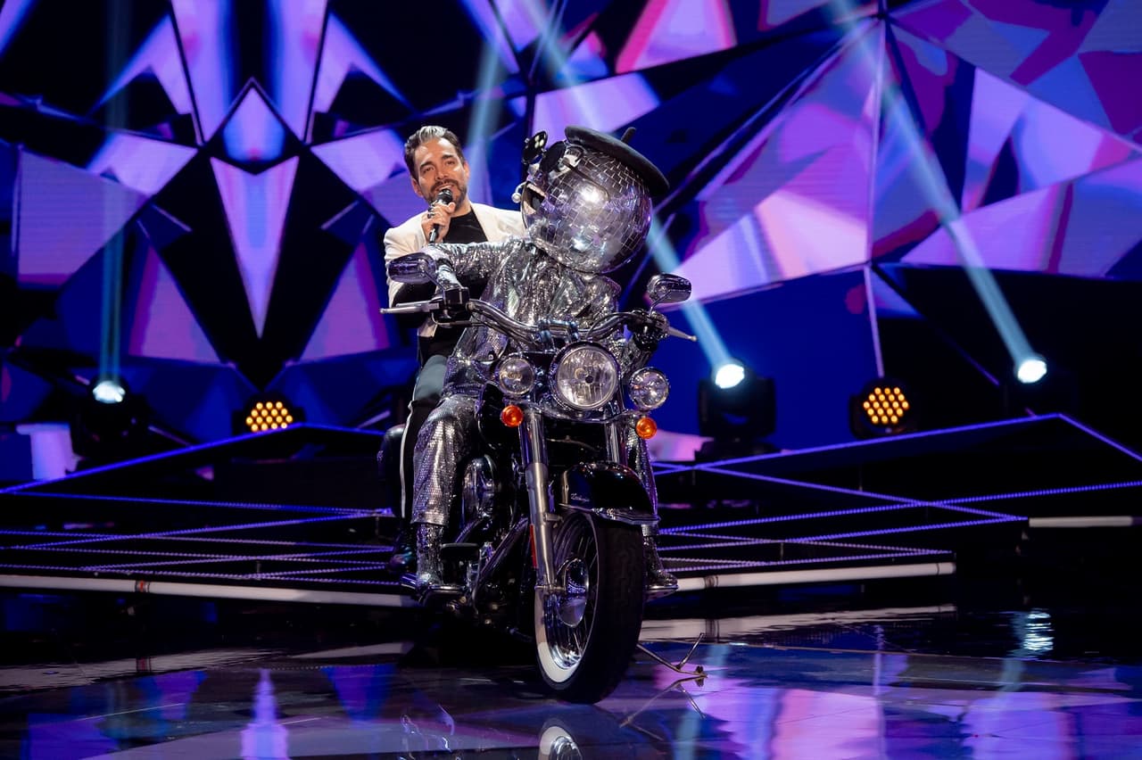 Omar Chaparro no solo se subió a la motocicleta de Disco Ball, también intentó hacer los impresionantes splits del personaje, pero falló.