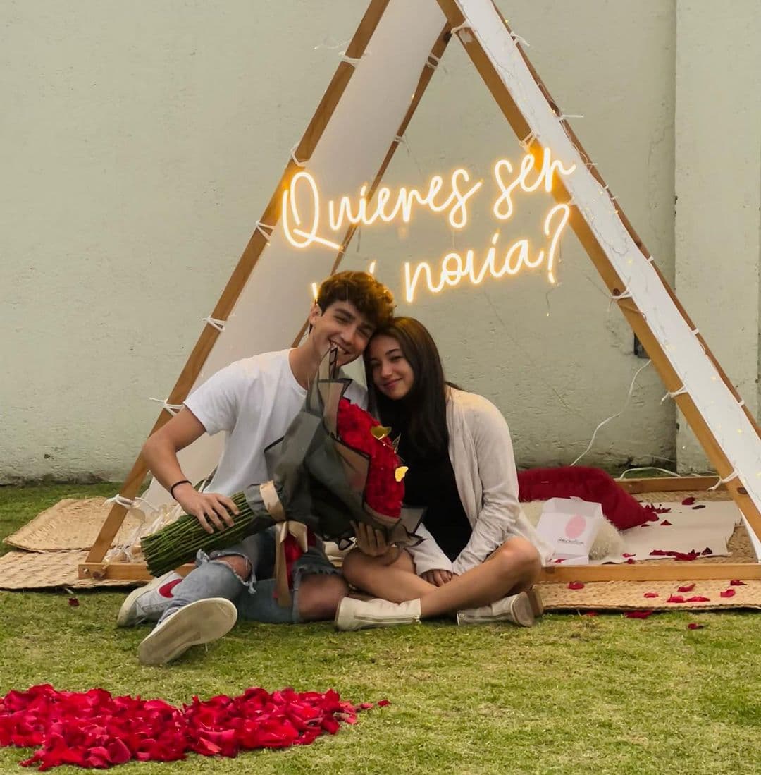 El joven mostró cómo se le declaró a su novia, Fernanda