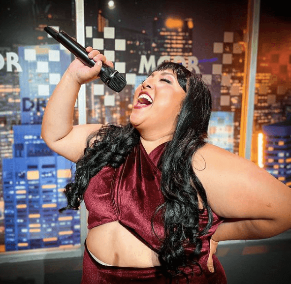 Para un episodio de 'Me Caigo de Risa', Michelle Rodríguez utilizó el atuendo, probablemente, más famoso de la cantante, el cual ha sido replicado por distintas celebridades.
