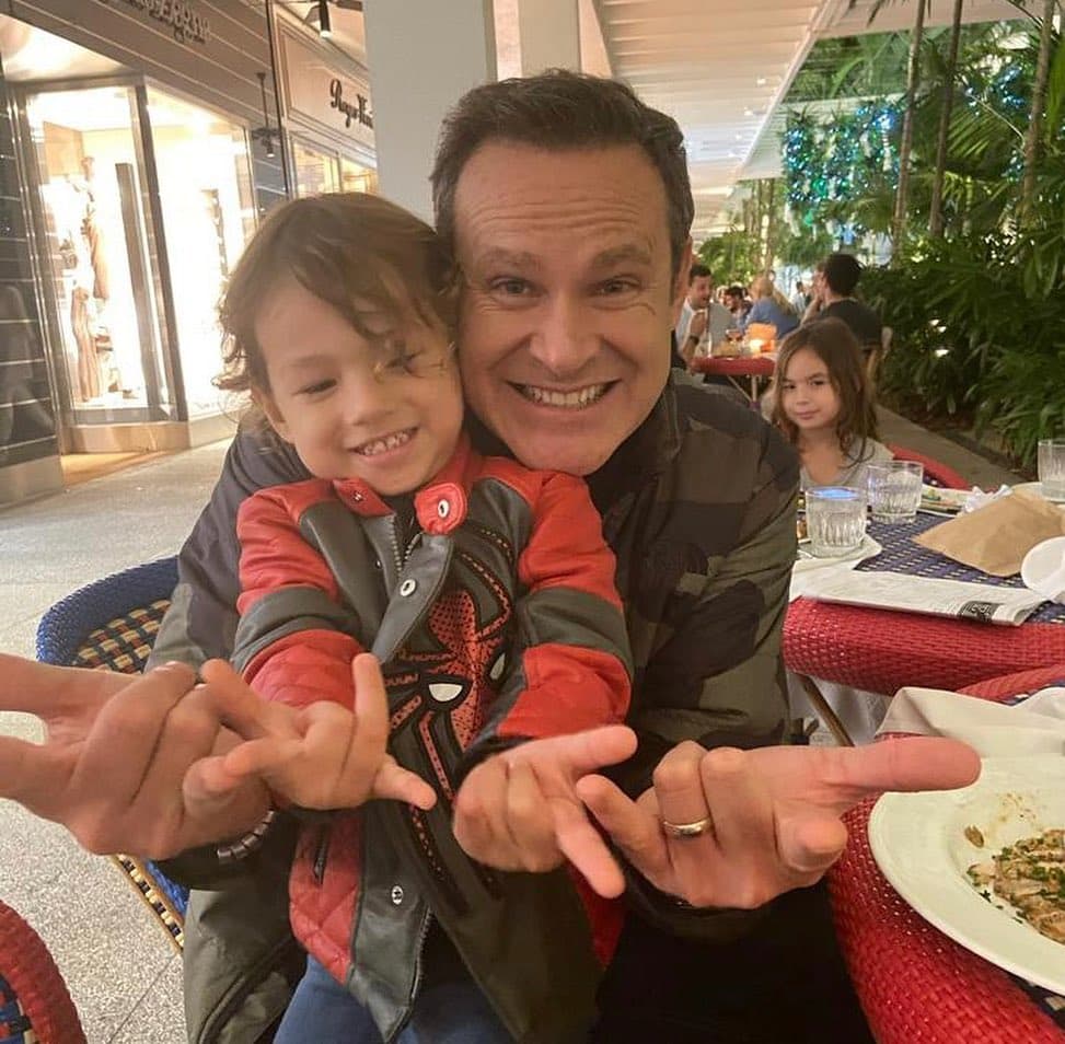 12) Alan Tacher: el conductor tiene 5 hijos, tres con su primera esposa Lois Andrea Silvana, y dos con su actual pareja, Cristina Bernal. No te pierdas ‘Papá es’, el especial que celebrará a los padres el próximo 18 de junio, sólo por Las Estrellas.