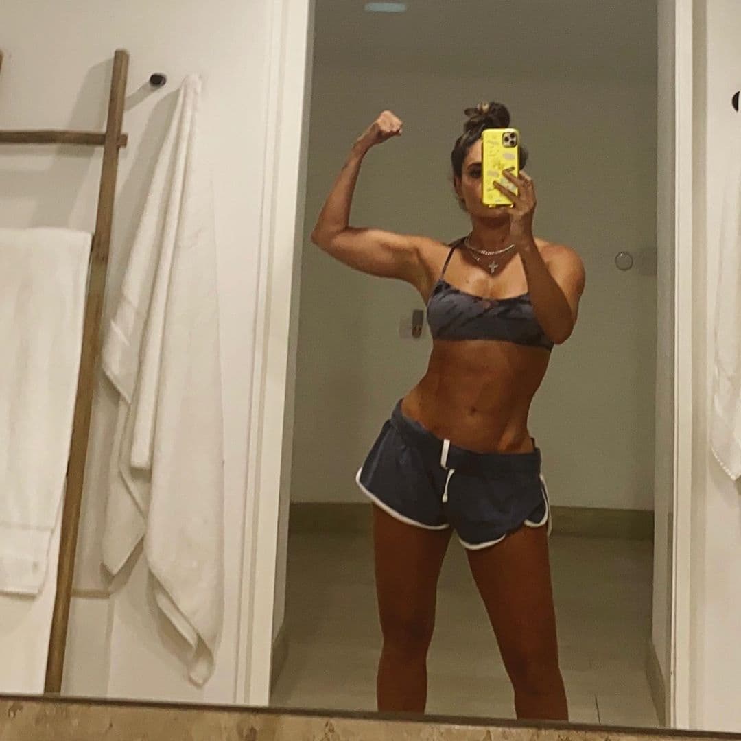 A través de su cuenta oficial de Instagram, la conductora del programa Hoy compartió una fotografía en la que dejó al descubierto los cambios que ha tenido su cuerpo, y es que no solo su abdomen, piernas y brazos lucen más marcados, también es evidente su pérdida de peso.