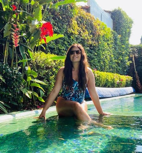 Mariana Echeverría posa como nunca en la playa; su esposo reacciona