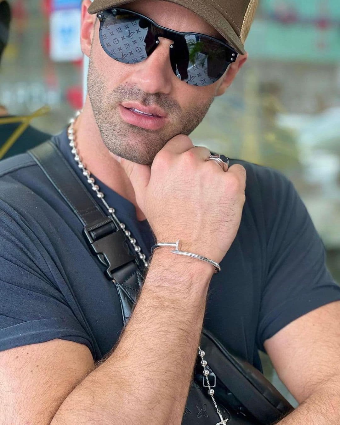 Toni Costa y el misterio de la argolla que lleva puesta