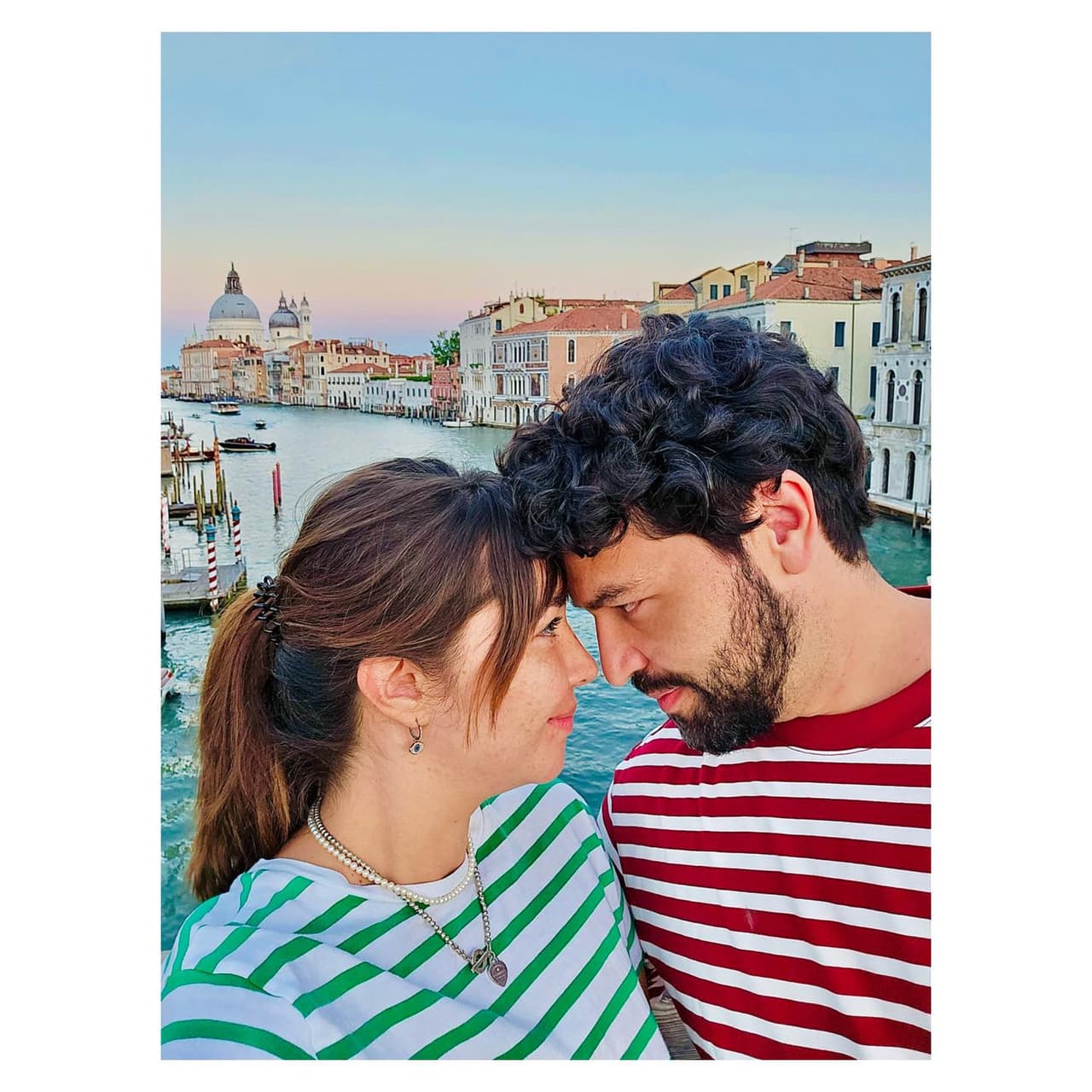 Daniela Luján se comprometió en Venecia.