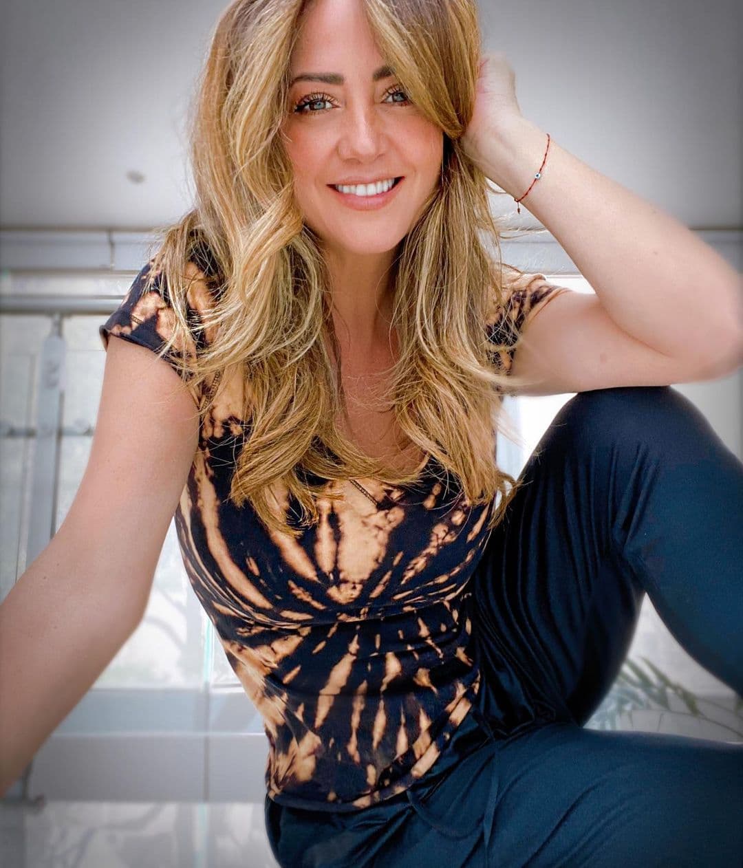 “Qué belleza tan impresionante”, señaló casi de inmediato Shanik Berman. ”No bueno”, escribió Natalia Téllez. “Te ves idéntica querida, no pasa el tiempo contigo”, anotó Ricardo Franco, mientras que su hija Mía Rubín y Galilea Montijo reaccionaron con varios emojis con ojos de corazón.