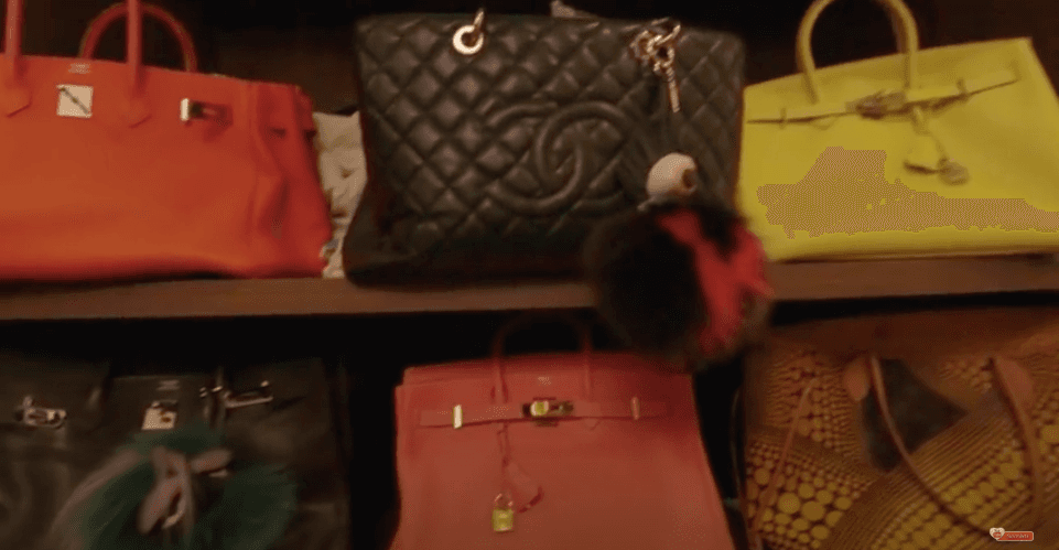 Entre las bolsas de la comunicadora se pueden apreciar algunas de la marca Birkin y una de Chanel, con la clásica textura acolchonada.
