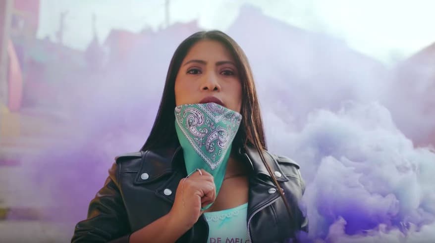 Con paliacate verde, Yalitza Aparicio protagoniza video musical de Mon Laferte