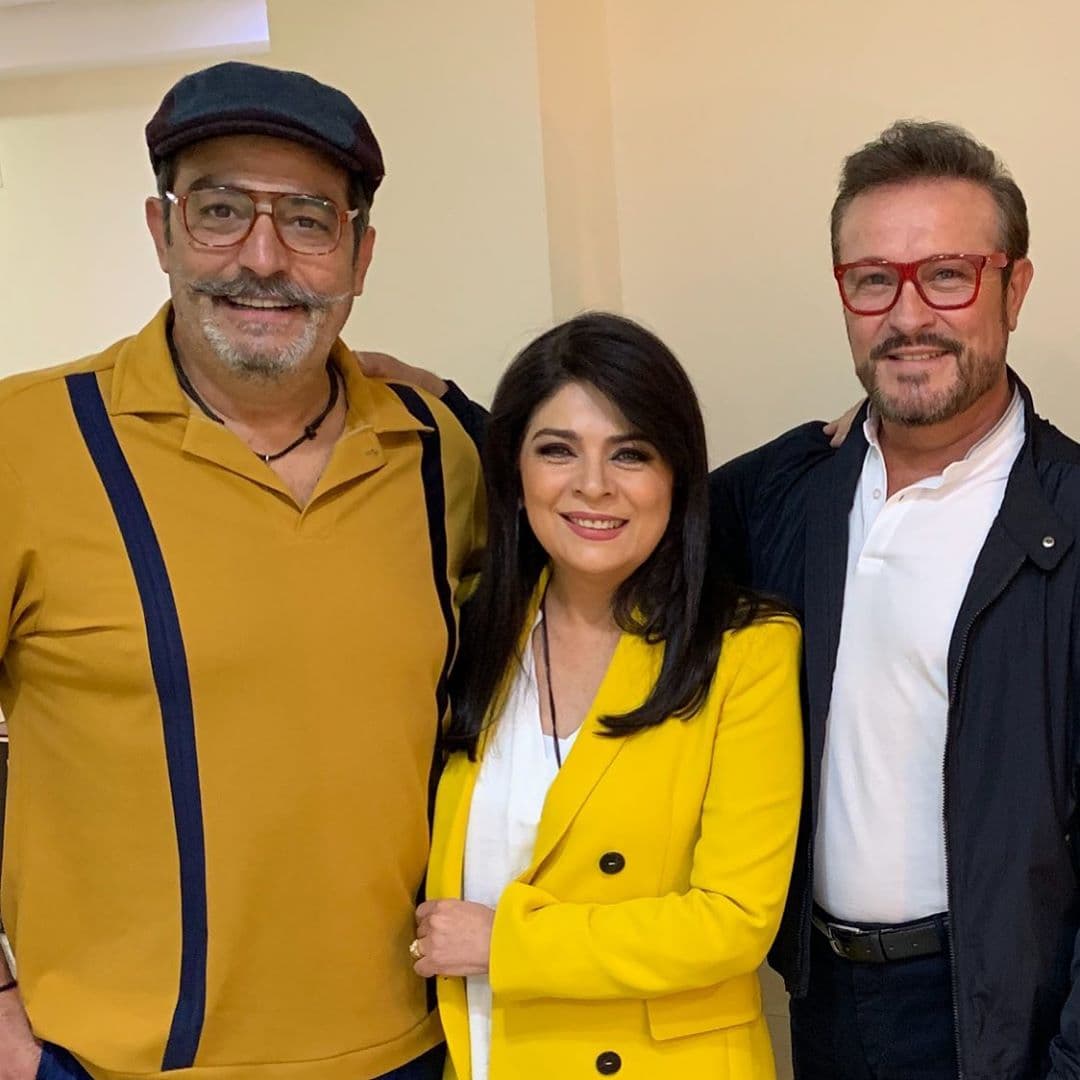 'Cita a ciegas' es la próxima telenovela de Pedro Ortiz de Pinedo. La producción, que se estrenará en 2019, relatará las aventuras de Lucía, una periodista busca el amor. Victoria Ruffo y Arturo Peniche formarán parte del elenco. Conoce al resto de los personajes aquí.