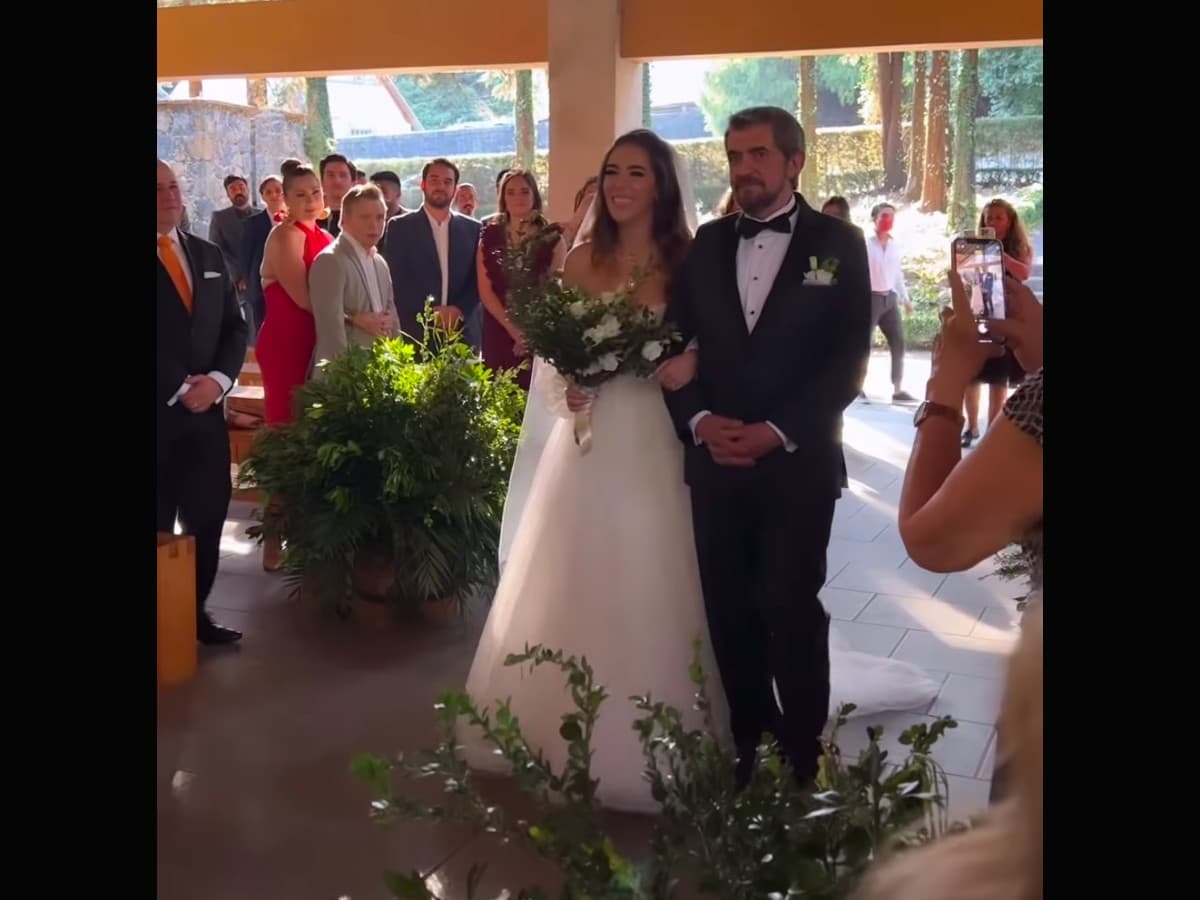 Luciano roba miradas en boda de Daniela Ibáñez