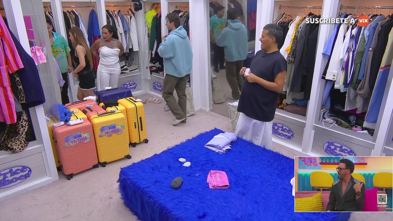 Karina no deja nada a la imaginación y, frente a los habitantes, se quita toda la ropa