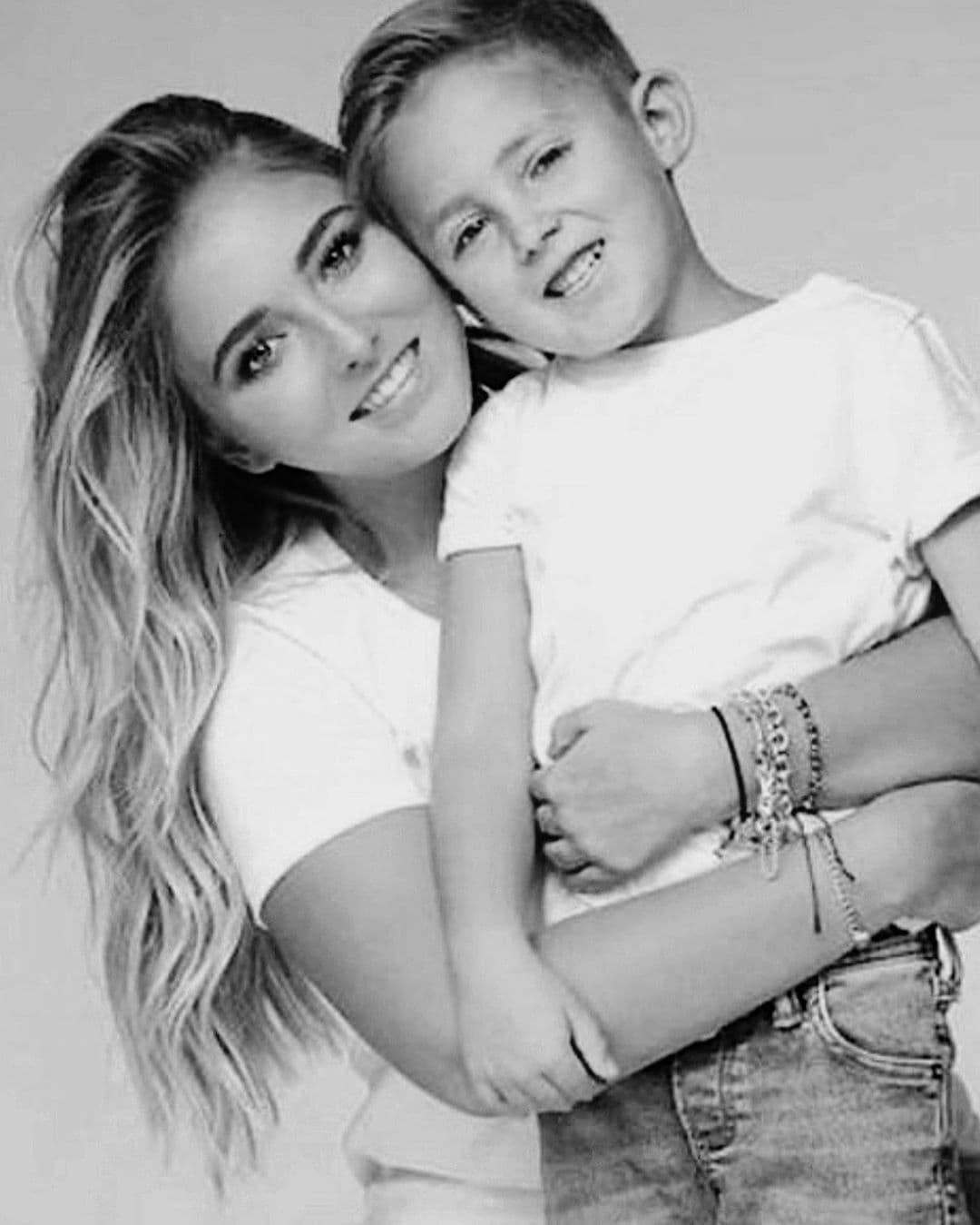 Con motivo del cumpleaños de Marichelo y del más pequeño de sus hermanos, Ana Paula mostró varias fotos de Pato, como de cariño le dicen, en las que luce exactamente igual a Anahí cuando tenía esa edad e incluso sus seguidores destacaron que parecía su gemelo.