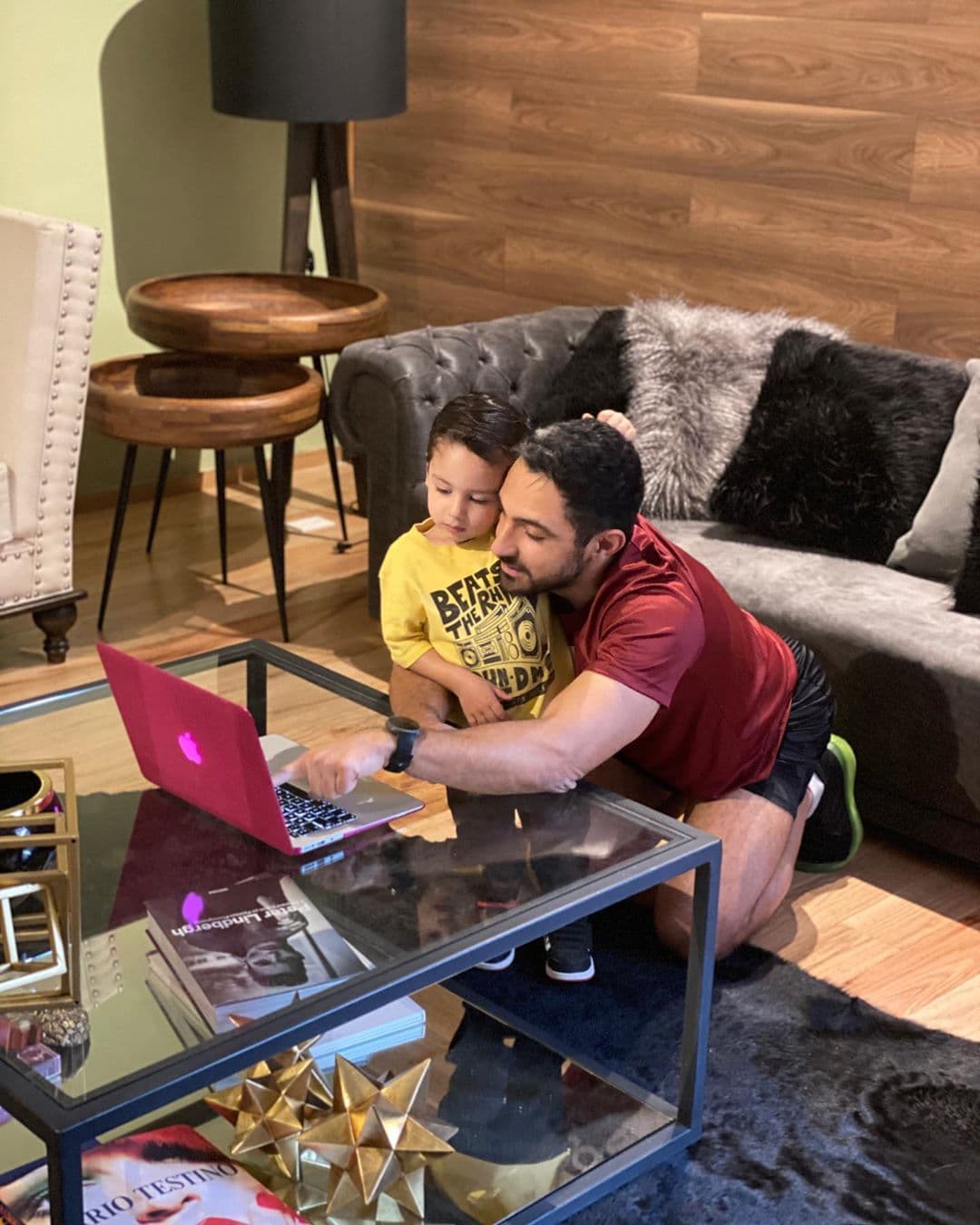 Dicho espacio, no solo es utilizado por la familia para descansar, también para pasar horas viendo videos con el pequeño Patricio.