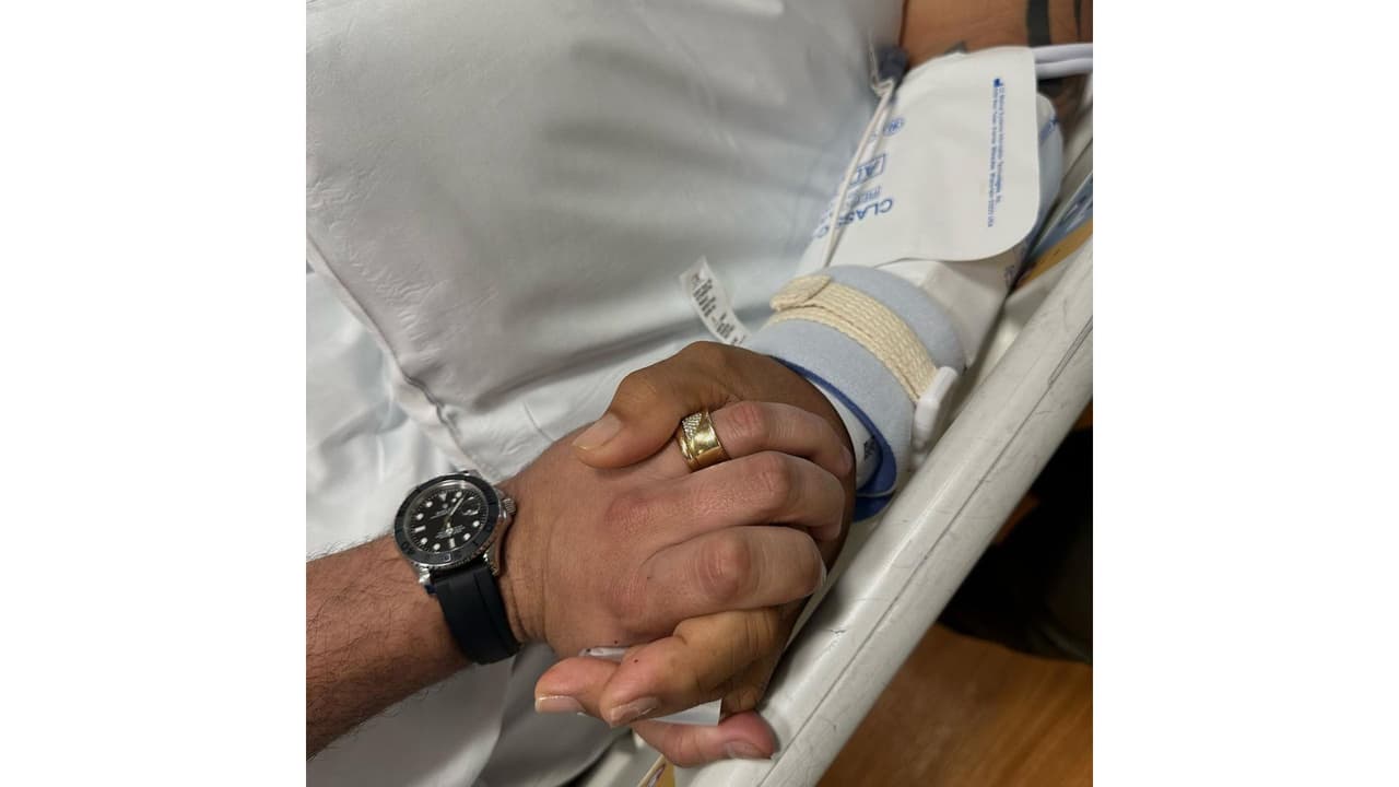 Esposo de Eduardo Antonio compartió una fotografía desde el hospital.