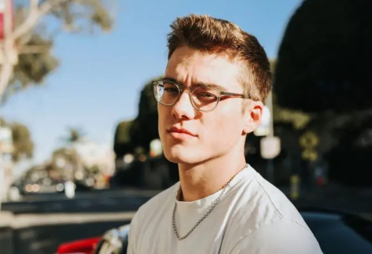 Muere famoso joven actor del cine para adultos tras brutal choque en moto