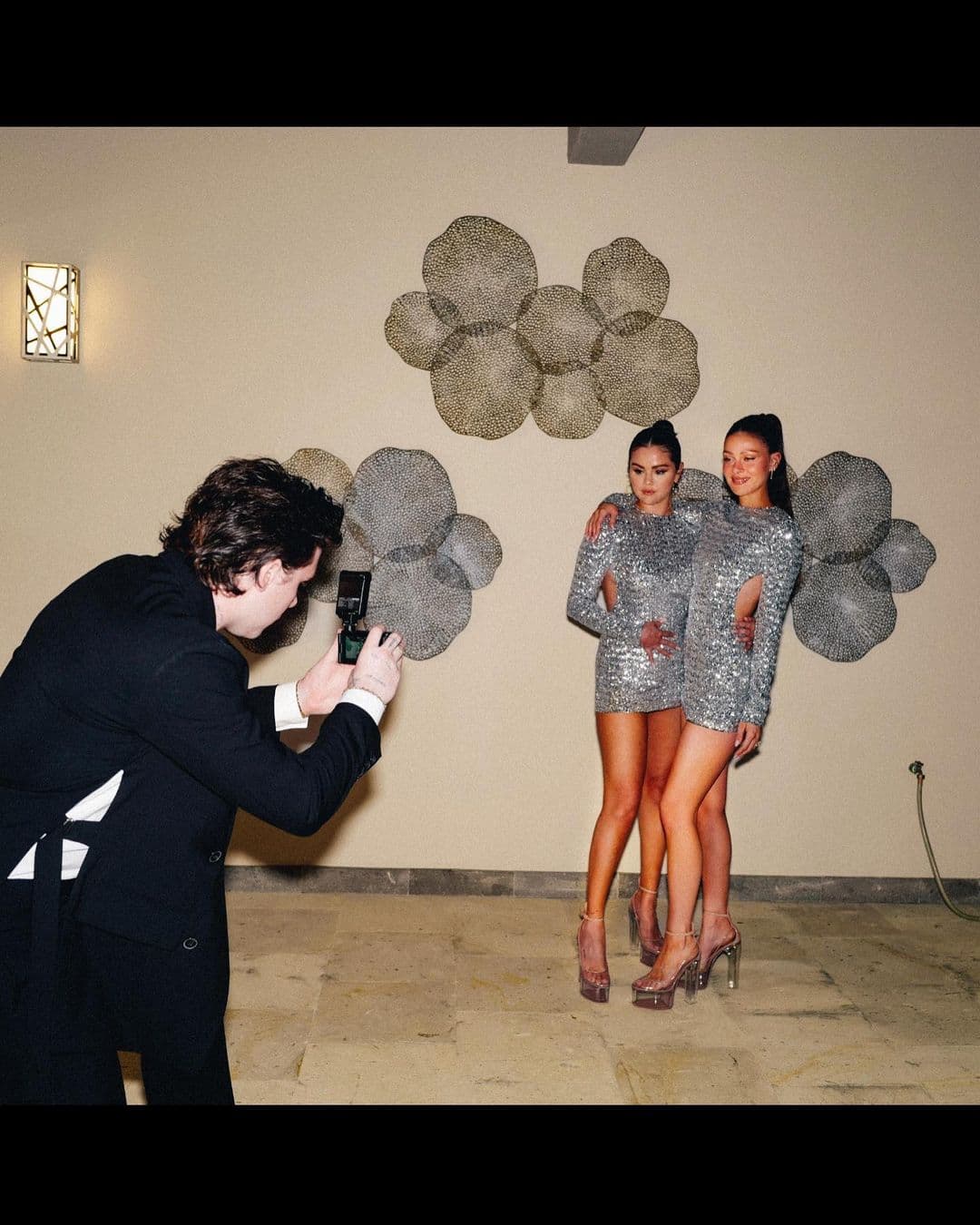 Selena Gomez y Nicola Peltz despidieron el año usando el mismo vestido Valentino