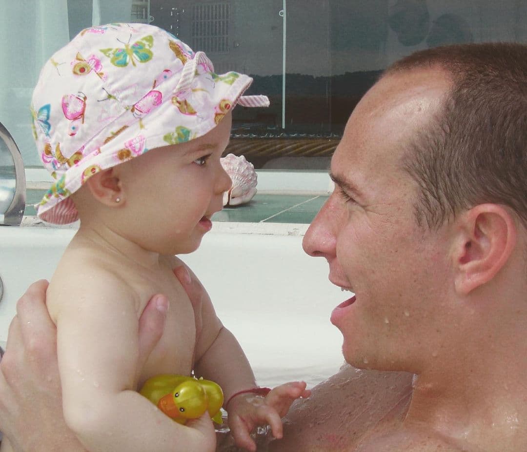 Erik Rubín no se quedó atrás y en su perfil personal también compartió imágenes poco conocidas de la adolescente junto a un amoroso mensaje. “Mi niña. Veo esta imagen y la tengo tan presente que parece que fue ayer. Tengo presente cada pequeño detalle de ese día. Me queda claro que tenemos una conexión muy fuerte”, señaló.