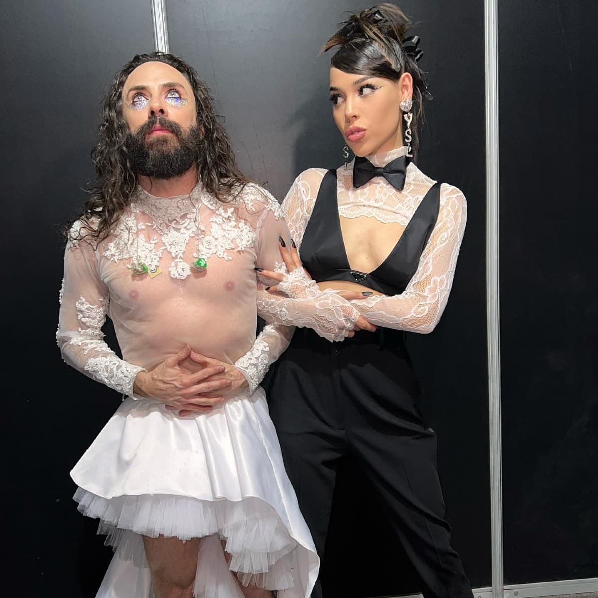 Danna Paola y Jay de la Cueva rompen estereotipos al vestir de novios