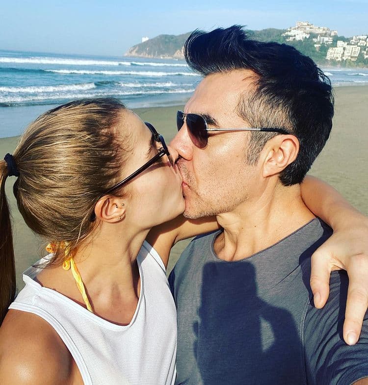 La historia de amor de Adrián Uribe y Thuany Martins inició en 2019 en los foros de Televisa y durante la grabación del programa ‘100 Mexicanos Dijieron’. Sin embargo, fue hasta septiembre del mismo año que la pareja hizo oficial su noviazgo.