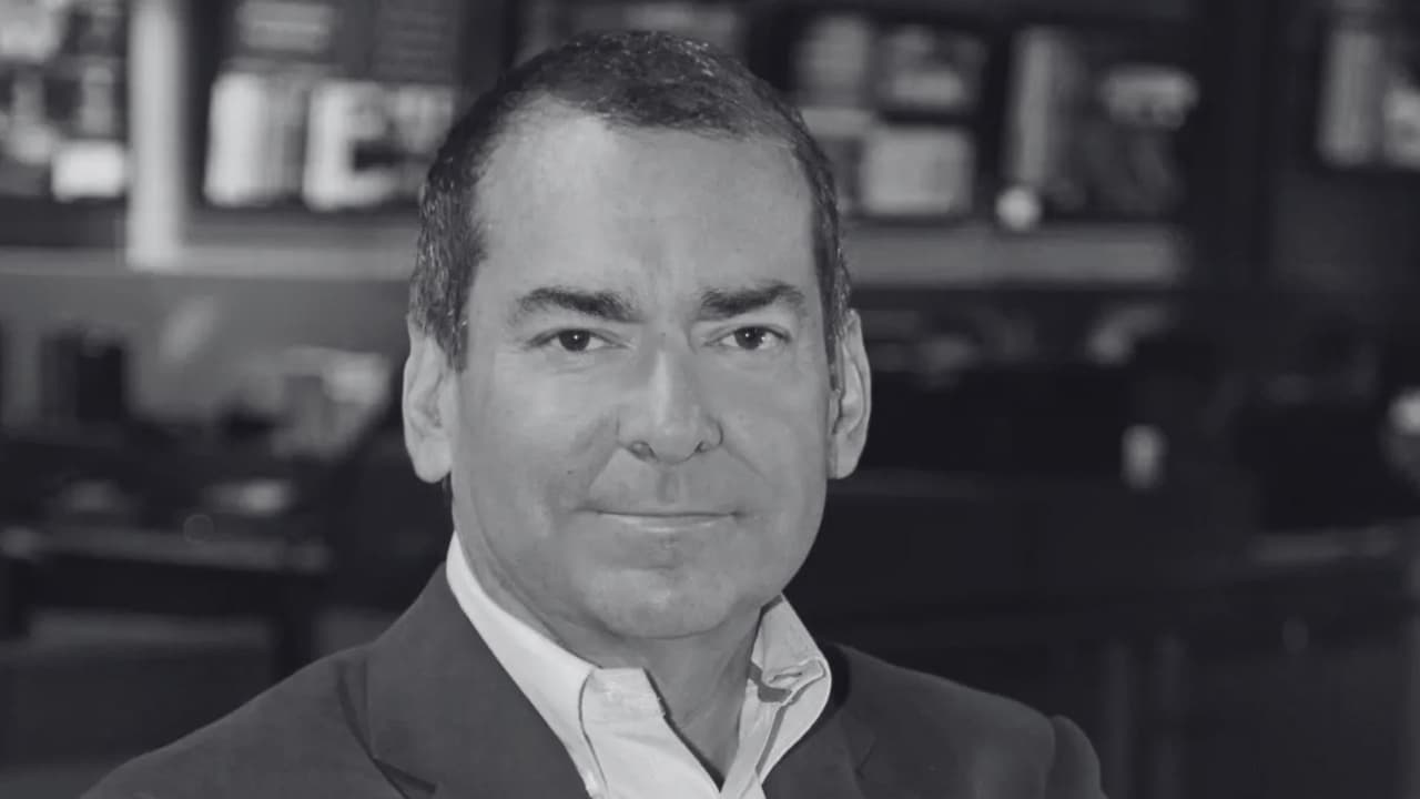 Confirman muerte de querido conductor de noticias en programa en vivo: "Falleció tras una larga enfermedad"