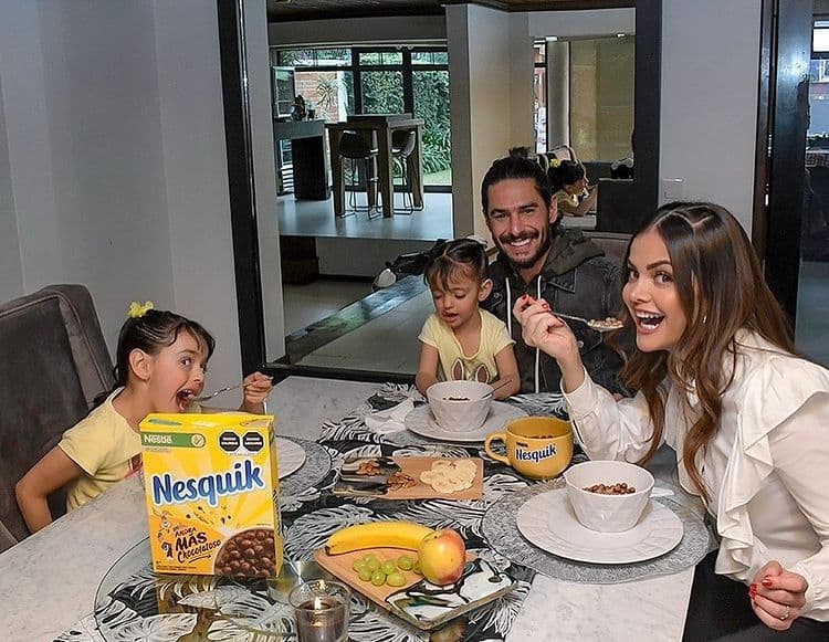 El comedor está justo al lado de la sala; cuenta con sillas acolchonadas y una gran mesa que tiene una decoración al centro.