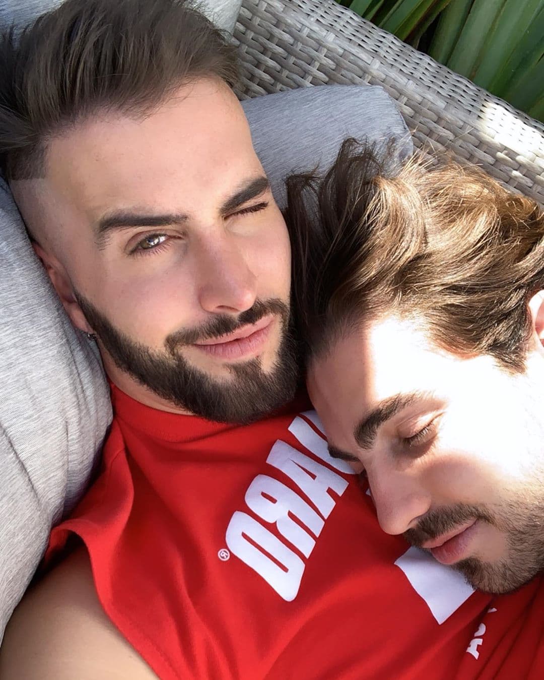 “Gracias porque cuando más miedo he tenido me has dicho que mientras estemos juntos todo va a estar bien. Gracias por ser mi motivo siempre para querer regresar a casa después del trabajo y poder estar a tu lado, nunca había deseado tanto estar en casa como cuando estás tú en ella”.