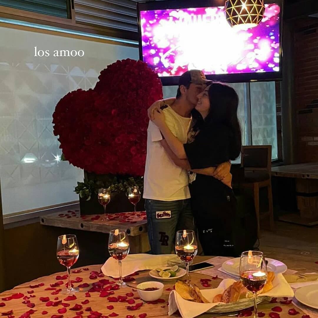 Y es que el yerno de Victoria Ruffo sorprendió a su actual novia con una íntima cena romántica, la cual decoró con varias velas.
