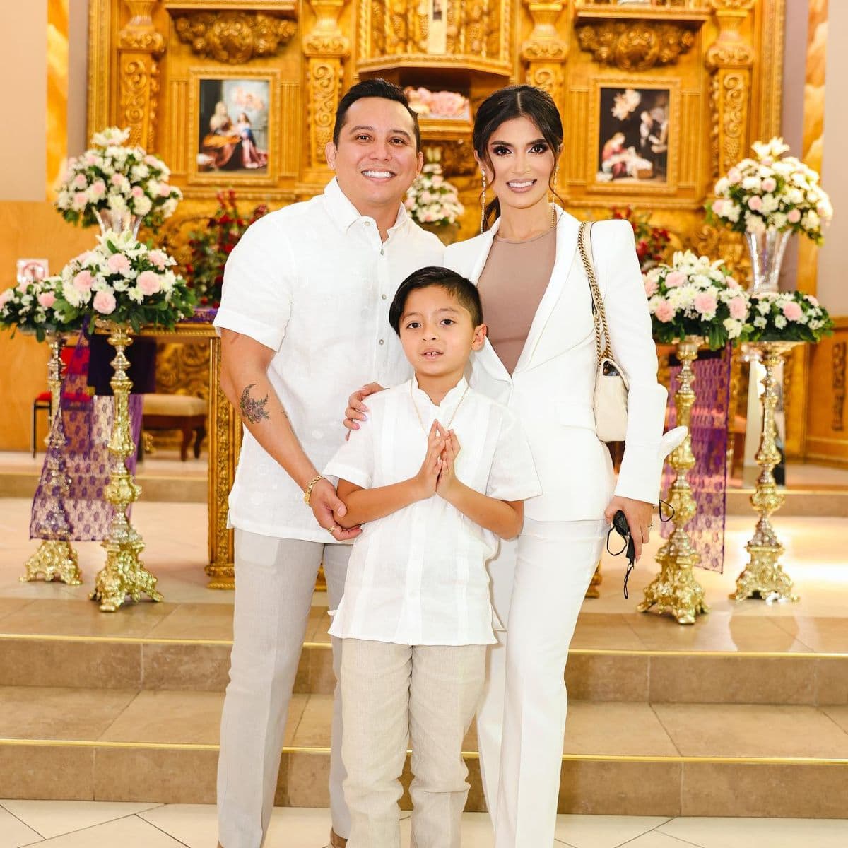 Kimberly Flores y Edwin Luna celebran la confirmación de su hijo