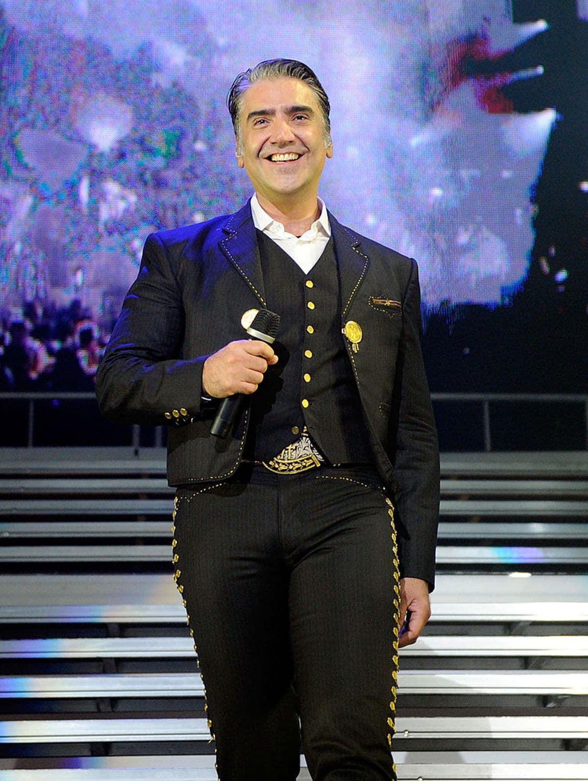A sus 50 años, Alejandro Fernández sigue siendo uno de los cantantes consentidos del público y es que no solo heredó el talento de su papá, Vicente Fernández, sino que hasta su galanura, hecho por el que constantemente roba suspiros tanto en sus conciertos como en sus redes.
