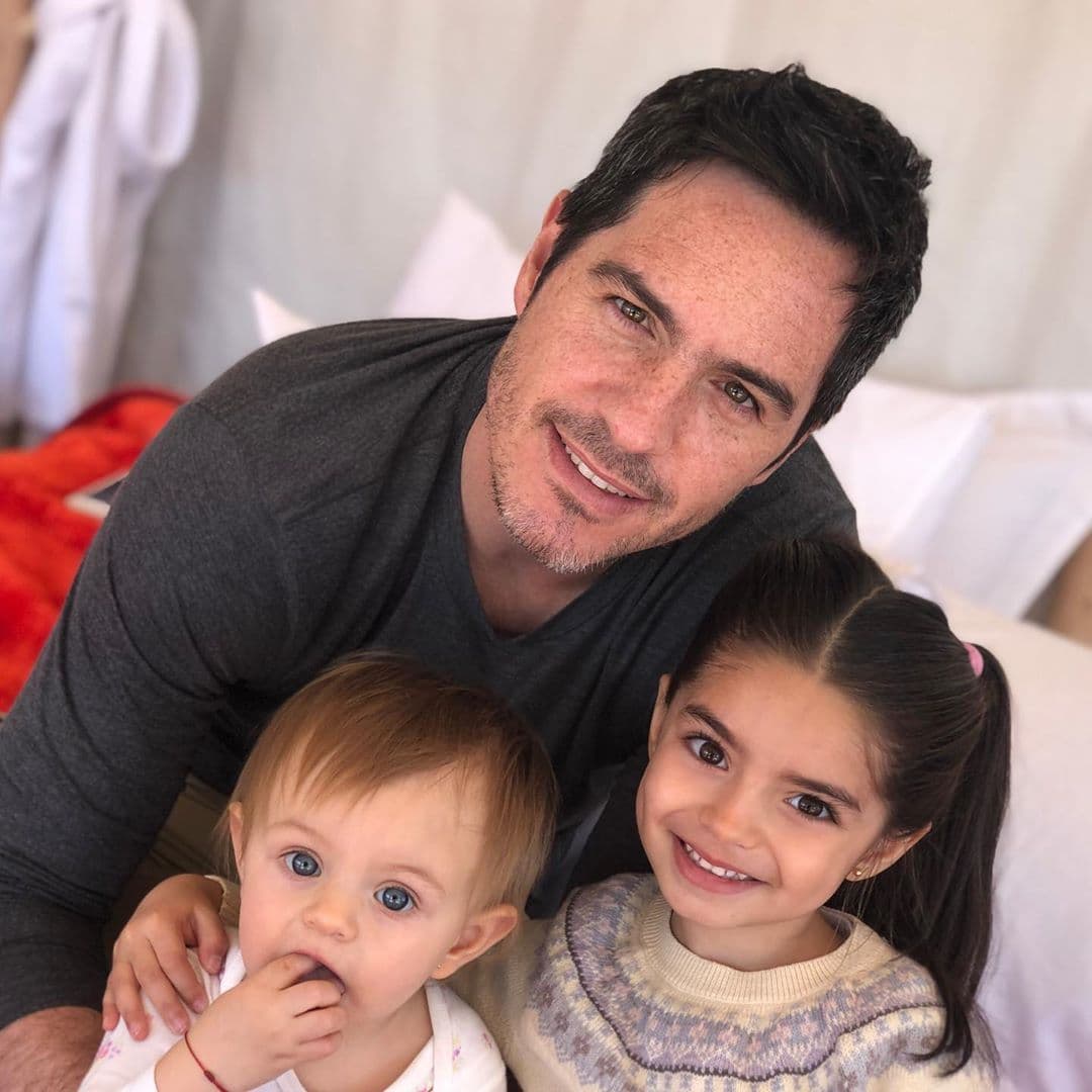 El esposo de Aislinn, Mauricio Ochmann, también reveló algunas de sus confesiones más íntimas. Como cuando aceptó que Victoria Ruffo, la mamá de José Eduardo besa bien, según lo comprobó cuando estelarizó la novela Victoria (2007) con ella.