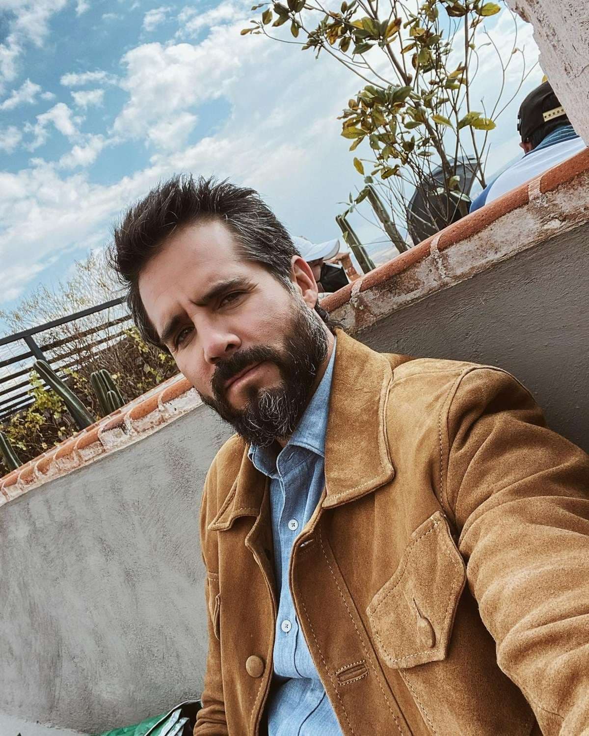 José Ron y la prenda con la que expresó su luto tras fuerte pérdida