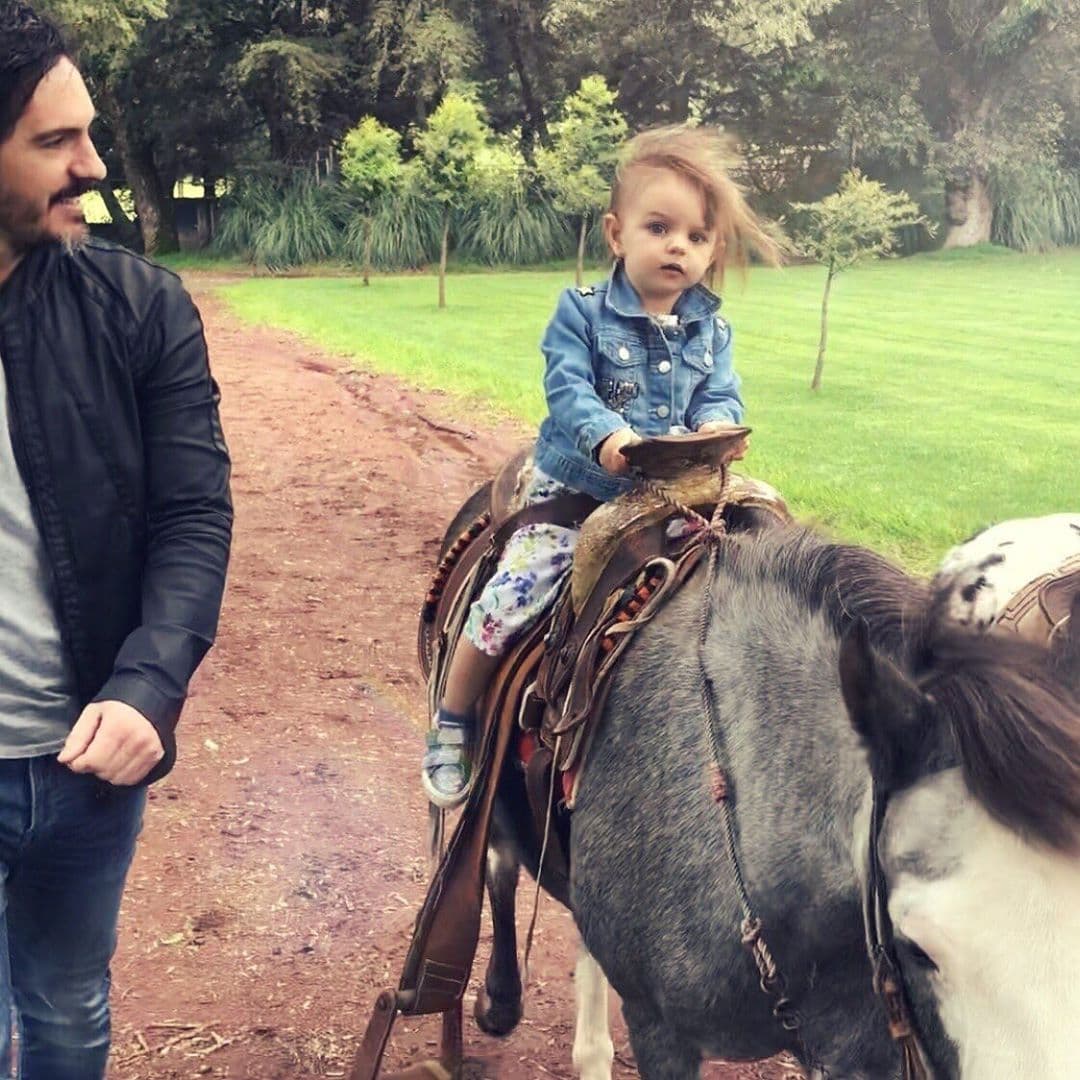 Y es que a lo largo de su segundo año de vida, la más pequeña de la familia Derbez dejó claro que su pasatiempo favorito es cabalgar y que siente un profundo amor por los animales, en especial a lo caballos, hecho que presumen constantemente en videos.